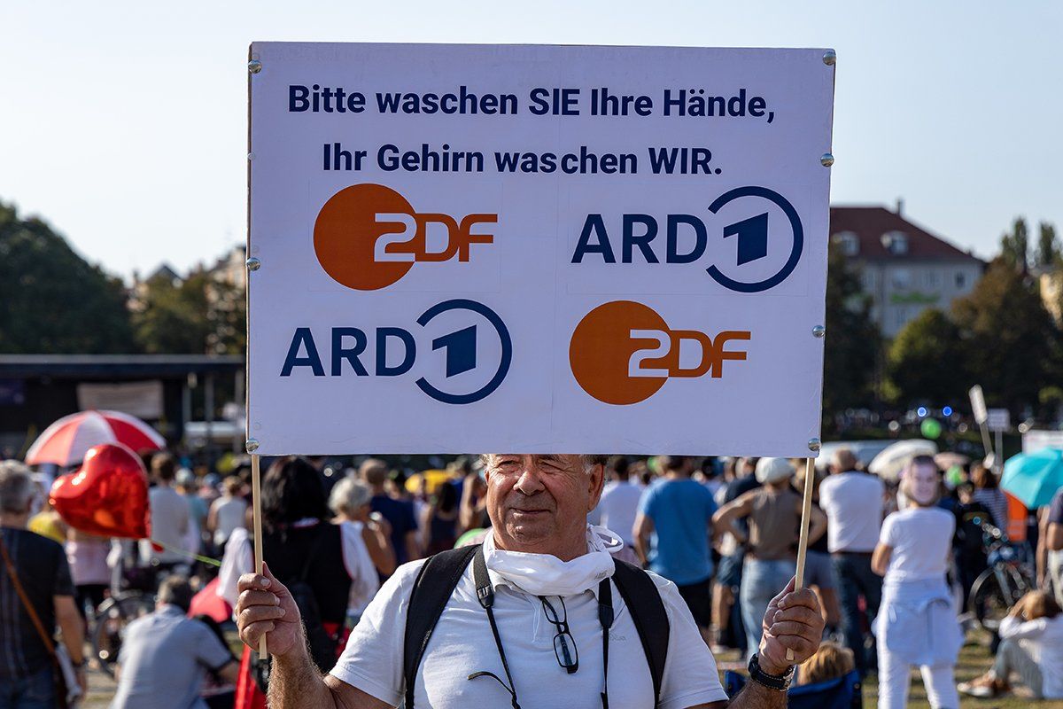 „Lügenpresse!“ – dieser Vorwurf an etablierte Medien erlebt durch die Proteste und Aufmärsche im Zusammenhang mit den Corona-Schutzmaßnahmen einen Aufschwung. Über den Hintergrund eines politischen Kampfbergriffs