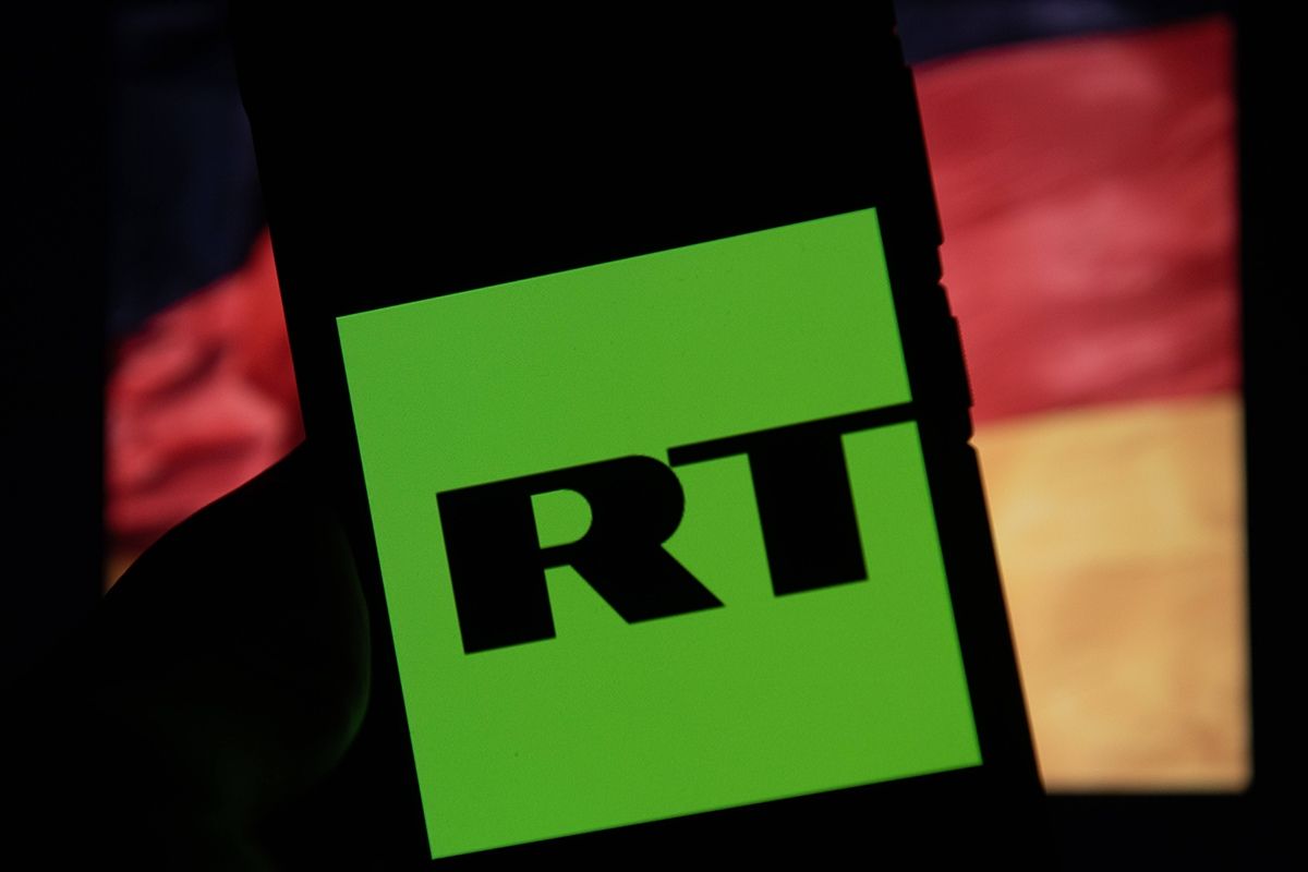 Seit Anfang März dürfen die Inhalte von RT in der EU nicht mehr verbreitet werden. Zunächst vorübergehend. Während einige dies als notwendigen Schritt sehen, um die destruktive Wirkung russischer Staatspropaganda einzudämmen, warnen andere Stimmen vor einer Einschränkung der Pressefreiheit.