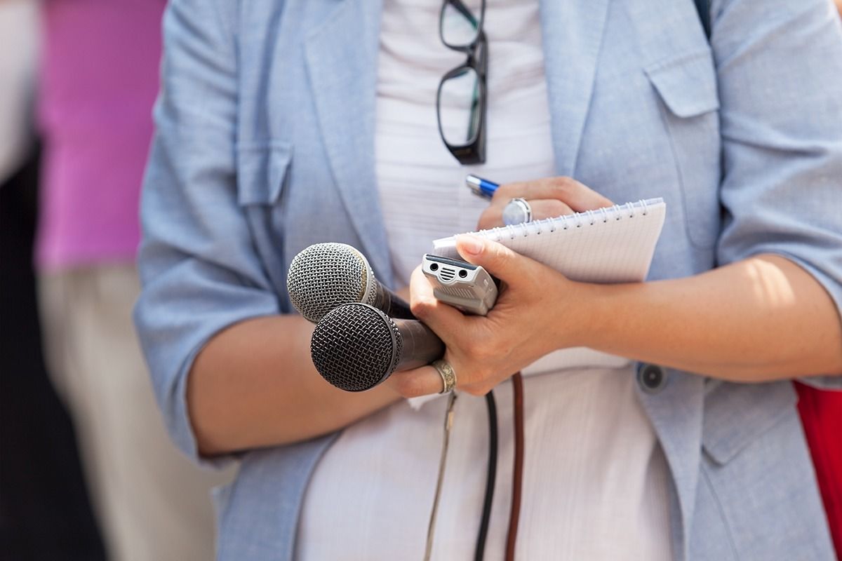 Wie arbeiten Journalisten? Was dürfen sie – und was nicht? Diese Fragen begegnen uns, wenn es darum geht, Medien, Medienbeiträge und ihre Verfasser einschätzen zu können. Eine staatliche Aufsicht würde dem Grundsatz der freien Presse widersprechen. Aber ganz ohne Regeln kommt seriöser Journalismus nicht aus.